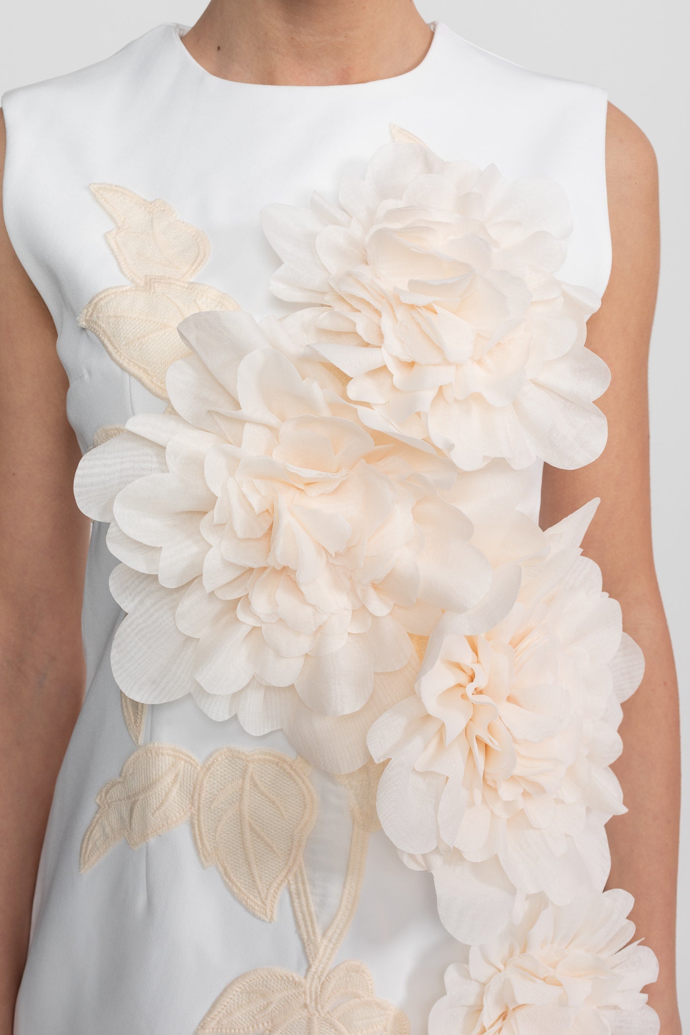 Sleeveless Mini Dress With Round Neckline And 3D Floral Appliqué - White