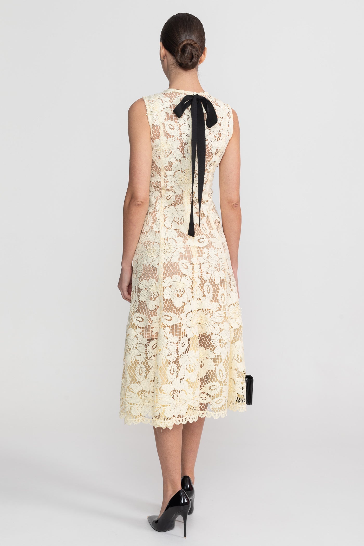 Lace Sleeveless Midi Dress With Round Neckline And Scalloped Hem - Yellow